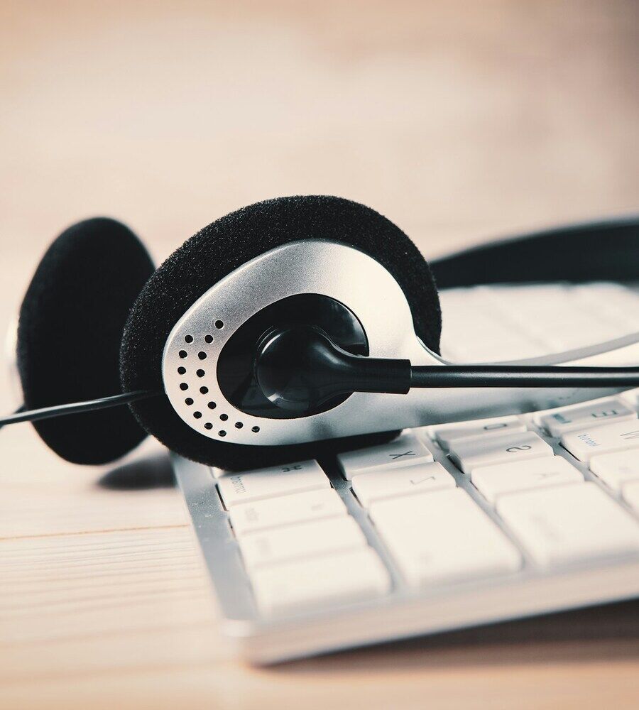 Support-headset met microfoon op een toetsenbord
